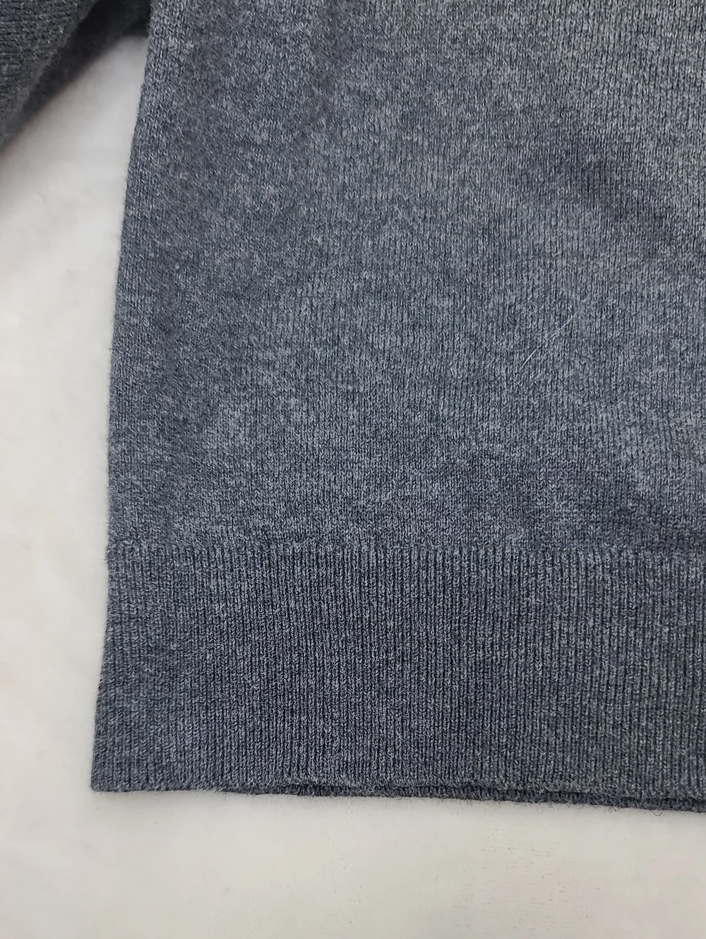 Banana Republic Premium Luxe Knit Men's V-Neck Long Sleeve Relaxed Sweater Gray